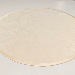 Šampanje tooni kergelt kreemikas piduliku mustriga ümmargune linik.