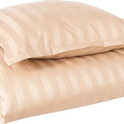 Beeži toonii triipsatiin voodipesu.