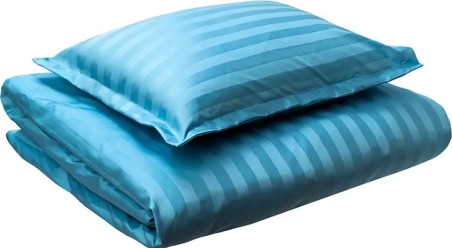 Tormisinine triipsatiin mustriga voodipesu.